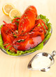 Foto: Red lobster on platter with vegetables on wooden table close-up Red lobster on platter with vegetables on wooden table close-up