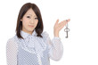 鍵を持つ女性　　