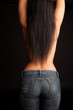 Frau mit hautenger Jeans