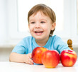Foto: Portrait of a happy little boy with apples Portrait of a happy little boy with apples