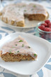 Mandelkuchen mit Zitronenglasur und Himbeeren
