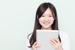 タブレットPCを使う女の子