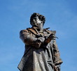 Statue d'Alexandre Dumas sur ciel bleu