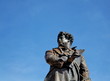 Statue d'Alexandre Dumas sur ciel bleu