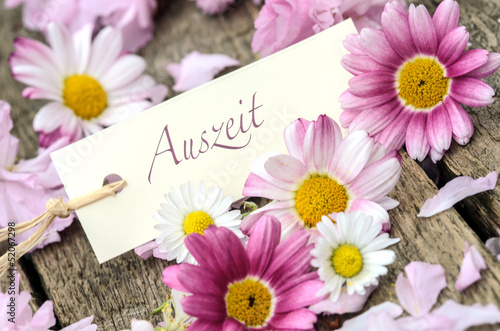 Photo: Auszeit: Anhänger mit Margeriten und Gänseblümchen Auszeit: Anhänger mit Margeriten und Gänseblümchen