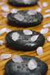 Foto: ZEN Steine mit Blütenblätter ZEN Steine mit Blütenblätter