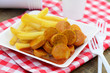 Foto: Currywurst mit Pommes Currywurst mit Pommes