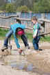 Foto: Kinder spielen mit Wasser am See Kinder spielen mit Wasser am See