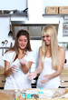 Freundinnen beim Backen