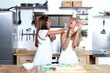 Freundinnen beim Backen