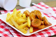 Foto: Currywurst mit Pommes Currywurst mit Pommes