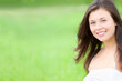 Photo: Portrait einer hübschen jungen Frau im Sommer, Nahaufnahme Portrait einer hübschen jungen Frau im Sommer, Nahaufnahme
