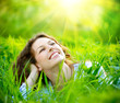 Foto: Beautiful Young Woman Outdoors. Enjoy Nature Beautiful Young Woman Outdoors. Enjoy Nature
