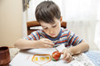Foto: Little boy paints Little boy paints