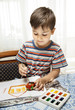 Foto: Little boy paints Little boy paints