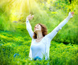 Foto: Beautiful Young Woman Outdoors. Enjoy Nature Beautiful Young Woman Outdoors. Enjoy Nature