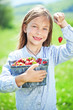 Foto: Child eating strawberries in a field Child eating strawberries in a field