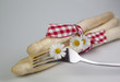 Spargel mit Gänseblümchen