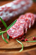 Foto: Salami and rosemary on wooden chopping board Salami and rosemary on wooden chopping board