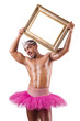 Foto: Man in pink tutu with picture frame Man in pink tutu with picture frame