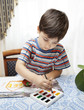 Foto: Little boy paints Little boy paints