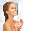 Foto: beautiful woman with rose petals beautiful woman with rose petals