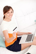 Foto: woman with card in hand and laptop woman with card in hand and laptop