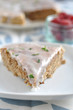 Mandelkuchen mit Zitronenglasur und Himbeeren