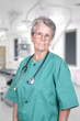 Femme medecin senior.
