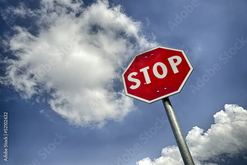 Photo: Segnale stradale di stop con nuvole e spazio per testo Segnale stradale di stop con nuvole e spazio per testo