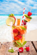 Fruchtcocktail am Strand