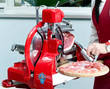 Salumiere affetta prosciutto crudo