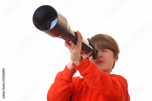 Photo: Junge schaut durch ein Fernrohr Junge schaut durch ein Fernrohr