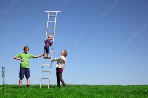 Photo: Kleines Mädchen klettert eine Leiter hoch Kleines Mädchen klettert eine Leiter hoch