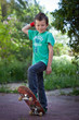 Jeune garçon faisant du skateboard
