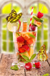 frischer Fruchtcocktail am Fenster mit Schmetterlingen