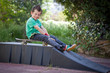 Jeune skater et sa rampe de Skate