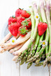 Weisser und grüner Spargel mit Erdbeeren