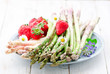 Weisser und grüner Spargel mit Erdbeeren