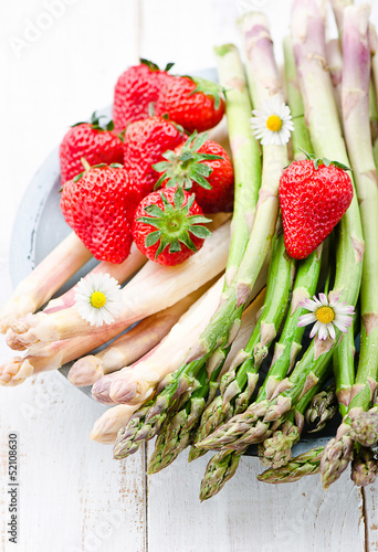 Photo: Weisser und grüner Spargel mit Erdbeeren Weisser und grüner Spargel mit Erdbeeren