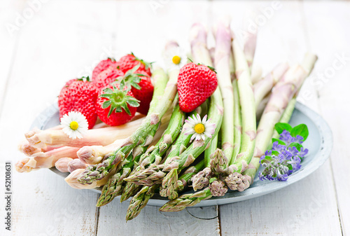 Photo: Weisser und grüner Spargel mit Erdbeeren Weisser und grüner Spargel mit Erdbeeren