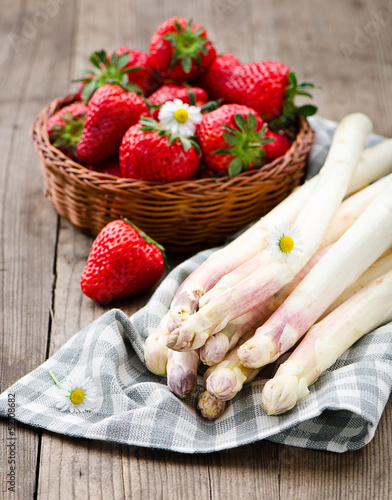 Photo: weisser Spargel und Erdbeeren weisser Spargel und Erdbeeren