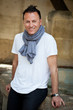 Homme assis au bord d'une fontaine (Aix en Provence)