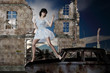 Model vor Abrisskulisse