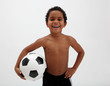 Dunkelhäutiger Junge mit Ball und Trikot im Deutschland-Look