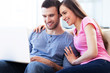 Foto: Couple on sofa with laptop Couple on sofa with laptop
