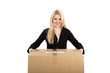 Junge Frau liefert Paket