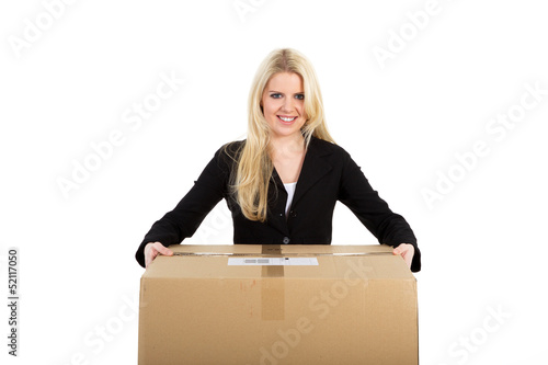 Photo: Junge Frau liefert Paket Junge Frau liefert Paket