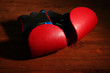Foto: Small children boxing gloves on wooden background Small children boxing gloves on wooden background