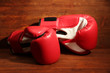 Foto: Boxing gloves on wooden background Boxing gloves on wooden background